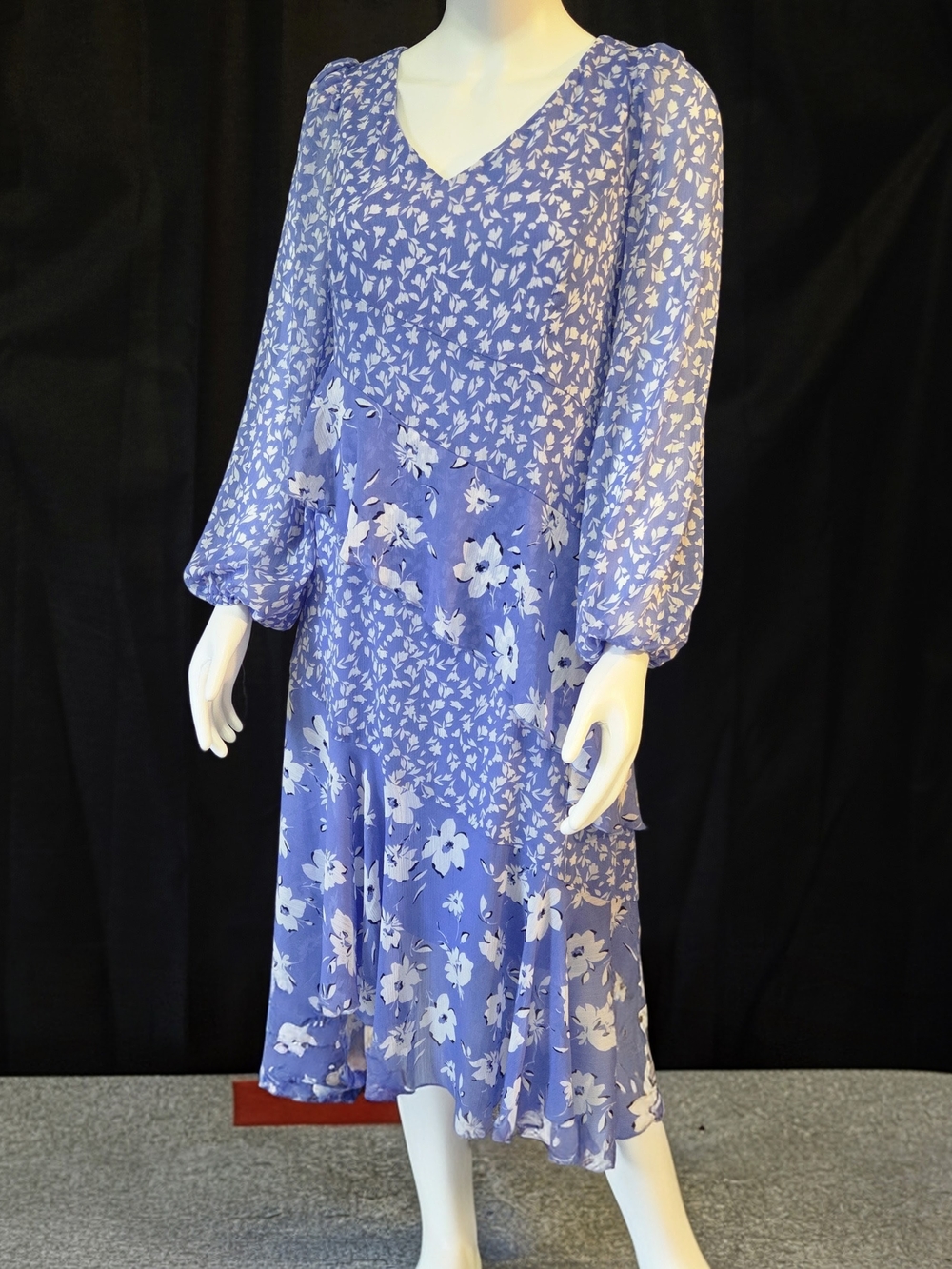 Cato Flowy Lightweight Fluttery Floral V-Neck Long Sleeve Dress